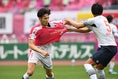 【Ｃ大阪 １－０ ＦＣ東京】ＦＷ杉本(９番)は激しいマークを受けた。丸山がユニフォームを掴み自由を奪う。写真：徳原隆元