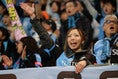 【仙台０-０川崎】試合前から声援を送る川崎の女性サポーター。写真：茂木あきら(サッカーダイジェスト写真部)