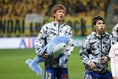 【仙台０-０川崎】ベガッ太さんからイルカのぬいぐるみを持たされる平岡康裕。写真：茂木あきら(サッカーダイジェスト写真部)