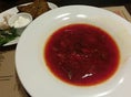 【ボルシチ Борщ】日本代表のキャンプ地、カザンに着いて最初に食べた料理はボルシチでした。ロシア語だと「ボーシュ」と発音します。野菜と肉がたっぷり入って優しい味です。紅い色の元になっているのはテーブルビーツという野菜で、とても栄養価が高いそうですよ。別添のサワークリームを混ぜるとまた美味しい！写真：滝川敏之/JMPA代表撮影