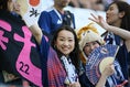 扇子を持ち笑顔を見せる日本サポーター。写真：JMPA代表撮影(滝川敏之)