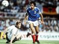 1982年スペイン大会｜フランス ３（４PK５）３ 西ドイツ｜華麗な中盤を指揮し、同点PKを決めたプラティニ。　(C) Getty Images