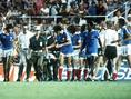 1982年スペイン大会｜フランス ３（４PK５）３ 西ドイツ｜後半、抜け出したバチストンがGKシューマッヒャーの“ヒップアタック”を受けて昏倒。骨折の重傷を負って担架で運び出された。　(C) Getty Images