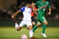 【関西学院大０－１東京V】果敢にゴールを狙う山本。写真：山崎 賢人（サッカーダイジェスト写真部）