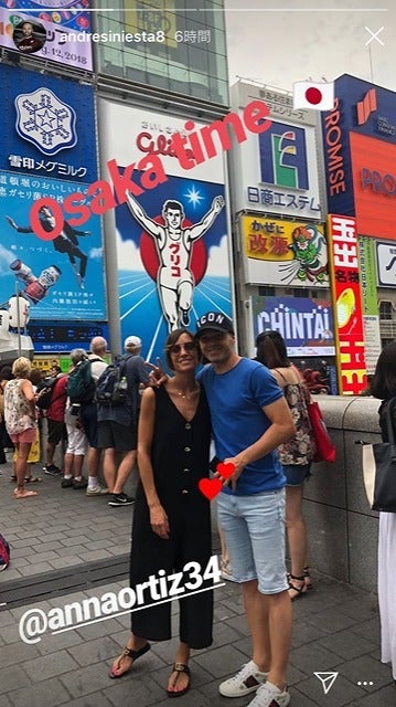 イニエスタ夫妻が大阪ミナミの戎橋に登場 世界的名手がまさかの おもしろ顔 も サッカーダイジェストweb