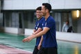 【日本代表PHOTO】吉田(手前)と笑顔で話しながらピッチに向かう酒井。写真：山崎 賢人（サッカーダイジェスト写真部）