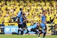【川崎 ３-０ 柏 PHOTO】谷口彰悟(5番)がゴールを決め喜ぶ選手たち。写真：金子拓弥（サッカーダイジェスト写真部）