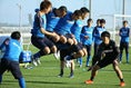 【沖縄キャンプPHOTO】川崎フロンターレ　縄跳び競争で練習がスタートした。写真：滝川敏之