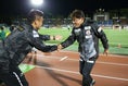 【湘南 1-0 長崎】試合前握手を交わす、長崎の手倉森監督と湘南の曺監督。写真：滝川敏之