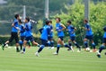 ２７℃と暑い中で練習が行われた｜写真：金子拓弥（サッカーダイジェスト写真部）