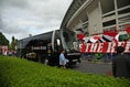 【浦和 ２－１ 清水 PHOTO】浦和のチームバスを迎えるサポーター。写真：徳原隆元