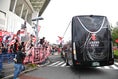 【浦和 ２－１ 清水 PHOTO】声援を受けながらバスがスタジアム入りする。写真：徳原隆元