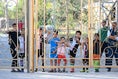 【日本代表練習 PHOTO】日本代表を一目見ようと駆け付けた現地の子どもたち｜写真：金子拓弥（サッカーダイジェスト写真部）