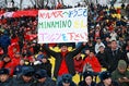 【サポーター特集】「MINAMINOさん、Ｔシャツを下さい」とボードを掲げるキルギスサポーター。写真：山崎賢人（サッカーダイジェスト写真部）