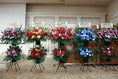 【闘莉王引退会見PHOTO】会場には所属した５チームからチームカラーの花束が届いた。｜写真：滝川敏之