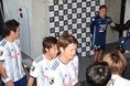 【川崎１－４横浜ＦＭ】試合後、インタビュー中の仲川に仲間から声がかかわる。先制点を挙げたヒーローも苦笑い。写真：徳原隆元