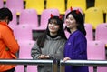 韓国サポーター。多くの女性たちがこの赤い角をつけて応援していました！｜写真：茂木あきら(サッカーダイジェスト写真部)