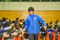 【水戸新体制】入場でサポーターとタッチする松崎快｜写真：山崎賢人（サッカーダイジェスト写真部）