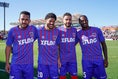 【PHOTO】試合後に仲良く笑顔の左からアルトゥール・シルバ、レアンドロ、ディエゴ・オリヴェイラ、アダイウトン|写真：山崎賢人（サッカーダイジェスト写真部）