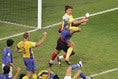 EURO2004GL第2戦スウェーデン対イタリアでは、ゴールに背を向けたままジャンプしながら踵でループシュートを決め、その名を轟かせた｜写真：Getty Images