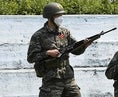 マスクをして銃を持つソン・フンミン。訓練の過酷さを物語る一枚だ。　(C) Getty Images