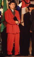 1993年／V川崎の三浦知良がJリーグ初代MVPに輝く。真っ赤なタキシード姿が印象的｜写真：サッカーダイジェスト