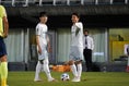 【PHOTO】FKのチャンスに話し合う藤本(左)と佐藤｜写真：山崎賢人（サッカーダイジェスト写真部）