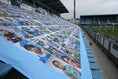 【J２第３節PHOTO】磐田1－1岡山｜サポーターの写真が並んだ磐田のゴール裏。試合中は応援とチャントも鳴り響いた。写真：滝川敏之