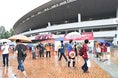 【Ｊ２第４節PHOTO】岡山 ０-２ 北九州｜雨が降るなかサポーターがシティライトスタジアムに向かう。写真：徳原隆元