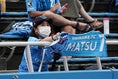 【PHOTO】タオルを掲げる横浜FCサポーター｜写真：山崎賢人（サッカーダイジェスト写真部）