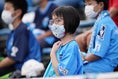 【PHOTO】マスクを着用しプレーを見つめるサポーター｜写真：山崎賢人（サッカーダイジェスト写真部）