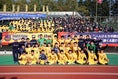 【PHOTO】優勝し、笑顔で写真に収まる札幌大谷の選手たち｜写真：山崎賢人（サッカーダイジェスト写真部）