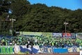 【J１第25節PHOTO】湘南1－０横浜FC｜マフラーを掲げて選手を迎える湘南サポーター。写真：滝川敏之