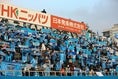 【J１第26節PHOTO】横浜FC2－3大分｜マフラーを掲げて選手を迎える横浜FCサポーター。写真：滝川敏之