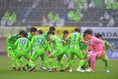 【J１第６節PHOTO】湘南０－０C大阪｜円陣を解き、走り出す湘南イレブン｜写真：金子拓弥（サッカーダイジェスト写真部）