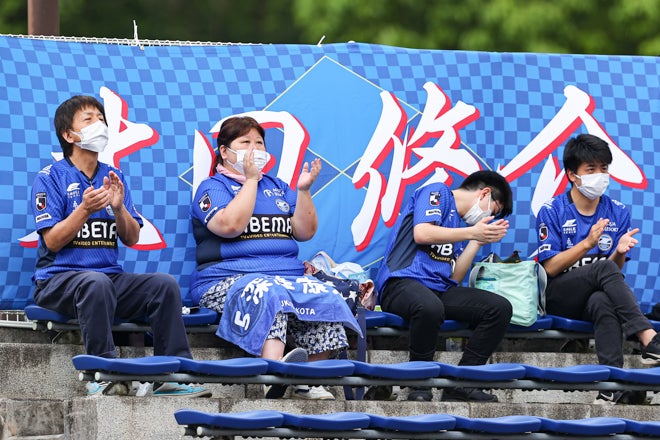 Photo 天空の城 にクラップを響き渡らせたfc町田ゼルビアのサポーターを特集 サッカーダイジェストweb