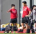 【U-24日本代表PHOTO】相馬勇紀（左）と吉田麻也。写真：田中研治