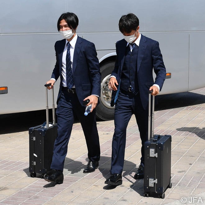 Photo 中国戦に向けドーハへ移動 スーツ姿の日本代表選手を特集 サッカーダイジェストweb