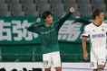 【J２第29節PHOTO】東京V２-０松本｜30分、先制ゴールを挙げ弓矢パフォーマンスをする小池純輝。写真：滝川敏之