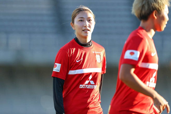 PHOTO】浦和Lの美しき“シンデレラガール”、塩越柚歩の厳選フォト特集！ | サッカーダイジェストWeb