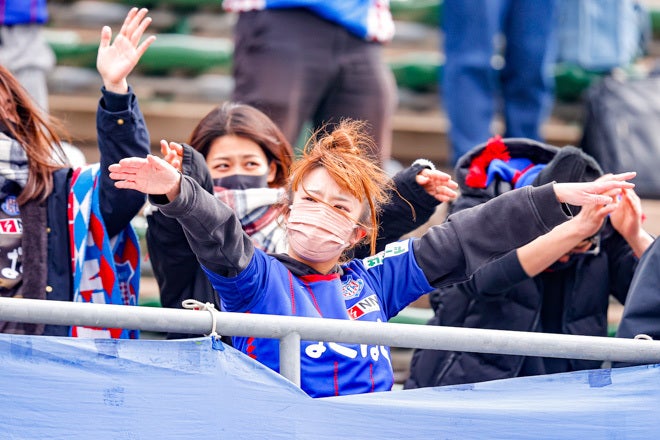 Photo 手拍子で選手を後押し Cスタに駆けつけたヴァンフォーレ甲府サポーターを特集 サッカーダイジェストweb