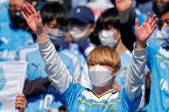 Photo 最後まで諦めず手拍子で選手を後押し ジュビロ磐田サポーターを特集 サッカーダイジェストweb