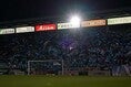 【J１第10節PHOTO】磐田２-１名古屋｜試合開始前、ペンライトで会場を盛り上げるサポーター｜写真：田中研治