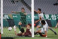 【J２第36節PHOTO】東京V０-２秋田｜45＋1分、CKから才藤龍治（写真右端）が押し込んで秋田が先制。写真：滝川敏之