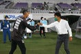 【J２第36節PHOTO】東京V０-２秋田｜試合前挨拶を交わす東京Vの城福、秋田の吉田両監督。写真：滝川敏之