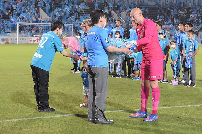 J２第37節photo 横浜fc１ー０甲府 これぞエース これぞ小川航基 終了間際のゴールで４試合ぶりに勝利 サッカーダイジェストweb