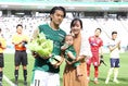 【PHOTO】J２第11節 東京V １－2 山形｜前節の千葉戦でJリーグ通算300試合出場を達成した阪野豊史が表彰された｜写真：滝川敏之