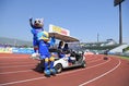 【PHOTO】試合前、マスコットがカートに乗って周回！｜写真：鈴木颯太朗