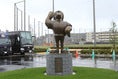 【PHOTO】クラブハウス前に置かれたマリノス君の像。その視線の先には日産スタジアムがある｜F・マリノススポーツパーク -Tricolore Base Kurihama｜写真：滝川敏之