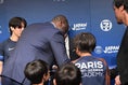 【PHOTO】パリ・サン＝ジェルマン アカデミーJAPANの子供たちにサインをする、パトリック・エムボマ氏。｜写真：鈴木颯太朗